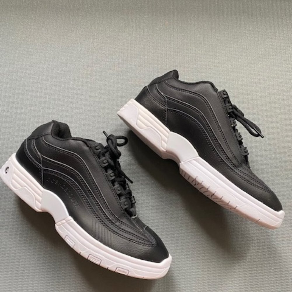 Brand New Size 8.5 DC Legacy Lite Skater Sneakers